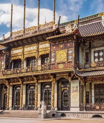 Detail van de vergulde, rijk versierde gevel van het Chinees Paviljoen