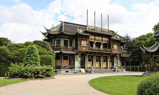 Het Chinees Paviljoen in Laken in zijn park, vandaag