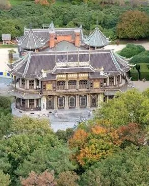 Luchtfoto van het Chinees Paviljoen en zijn daken tussen het groen