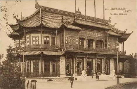 Oude postkaart: de bronzen lantaarns met hun bollen, voor het Chinees Paviljoen.