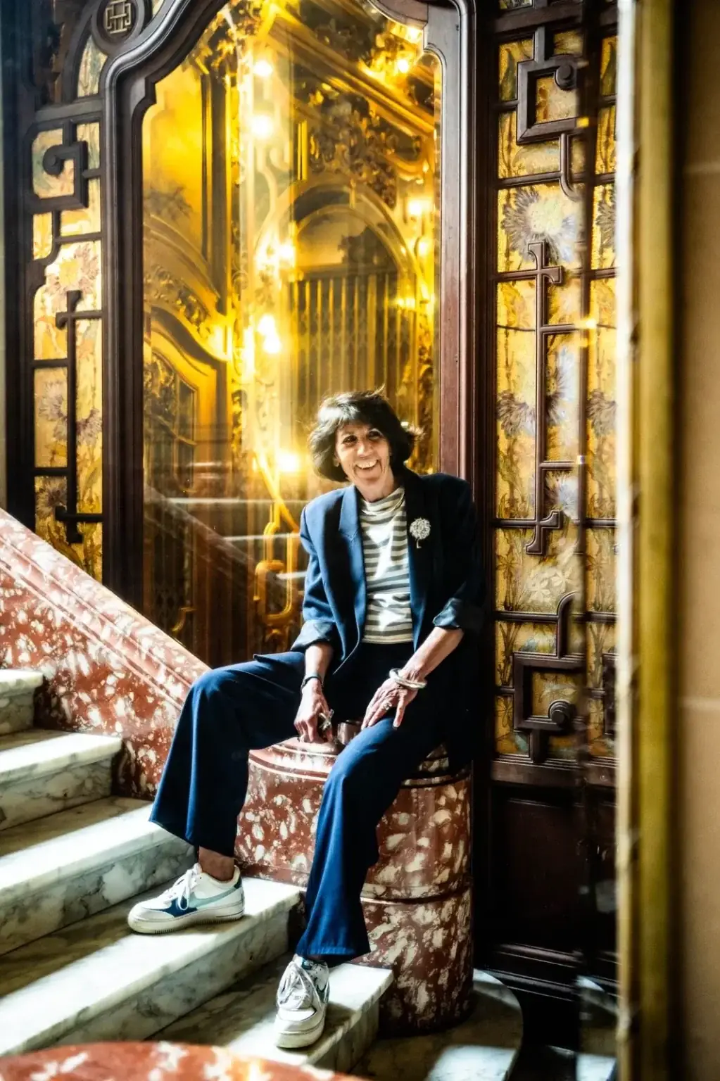 Portret van Diane Hennebert, Managing Director van de vzw, zittend op de marmeren trap van het Palais chinois