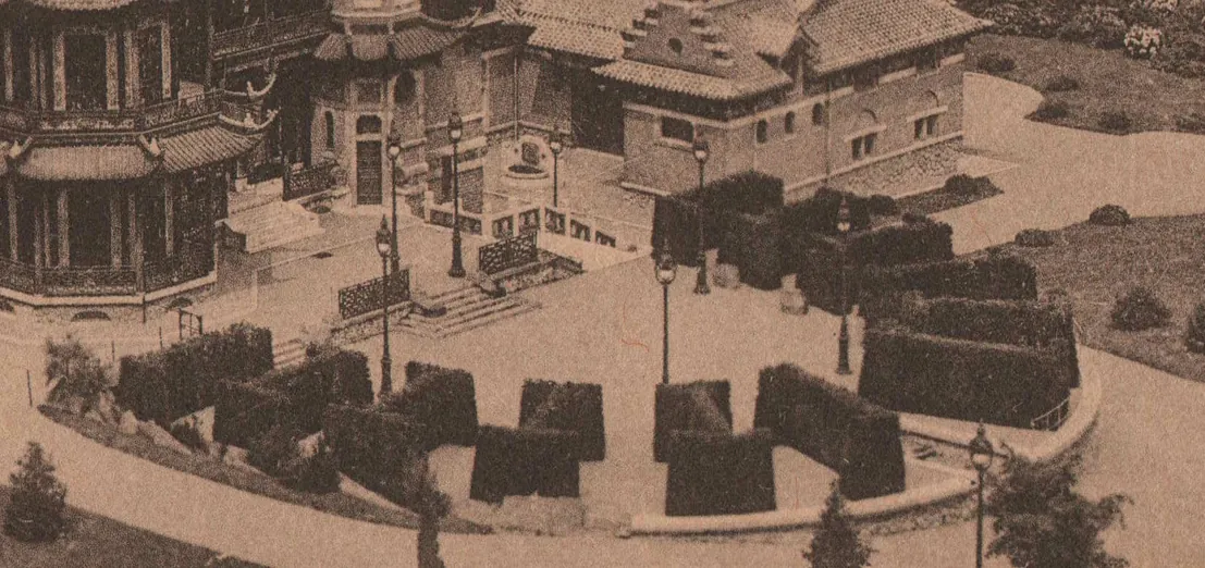 De esplanade van het Chinees Paviljoen rond 1910, afgezoomd met lantaarns.